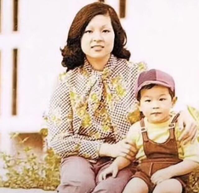 古天乐童年母子合照罕曝光肥肥白白好可爱为妈妈买游艇赏烟花