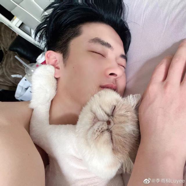 李雨桐官宣生子晒宝宝正面照老公帅气颜值不输薛之谦