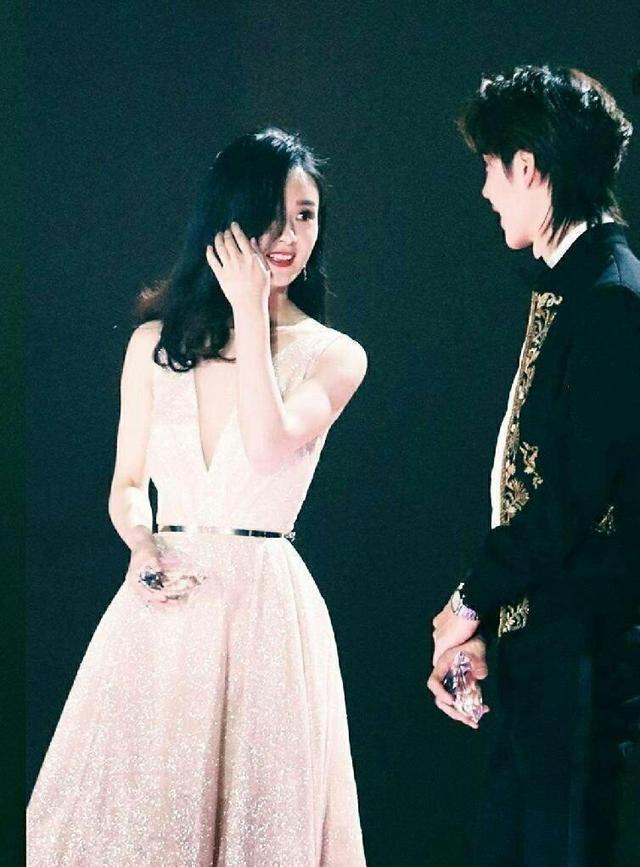 王一博赵丽颖再次同台领奖已是第四次了允翡cp感十足