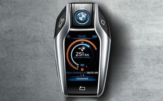 当我们携带遥控智能钥匙靠近汽车时,车门就会自动解锁,而当我们带着车