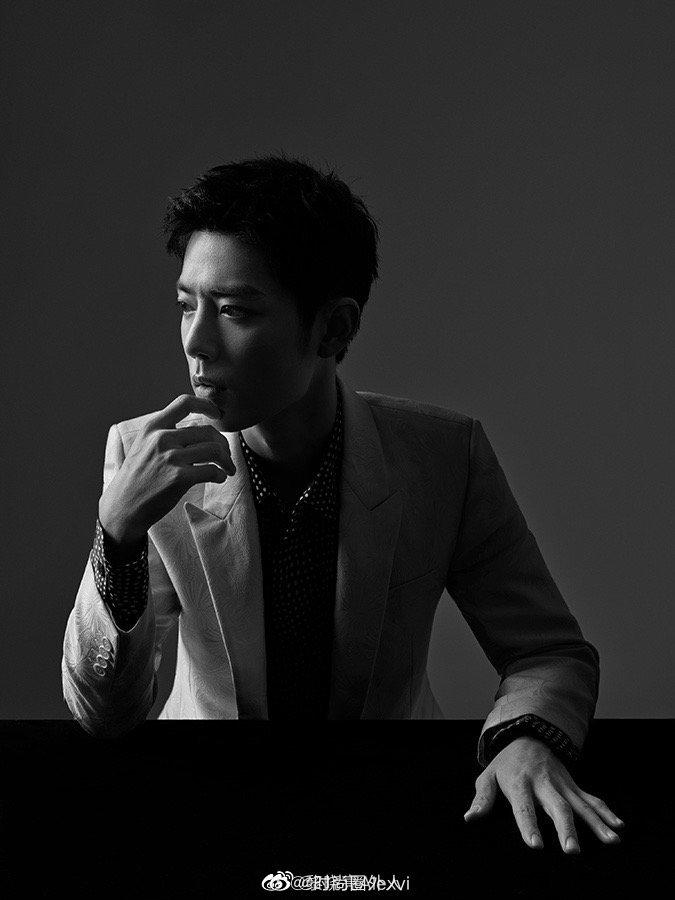 全新黑白大片,身穿西装,眼神深情,这侧颜无敌了!