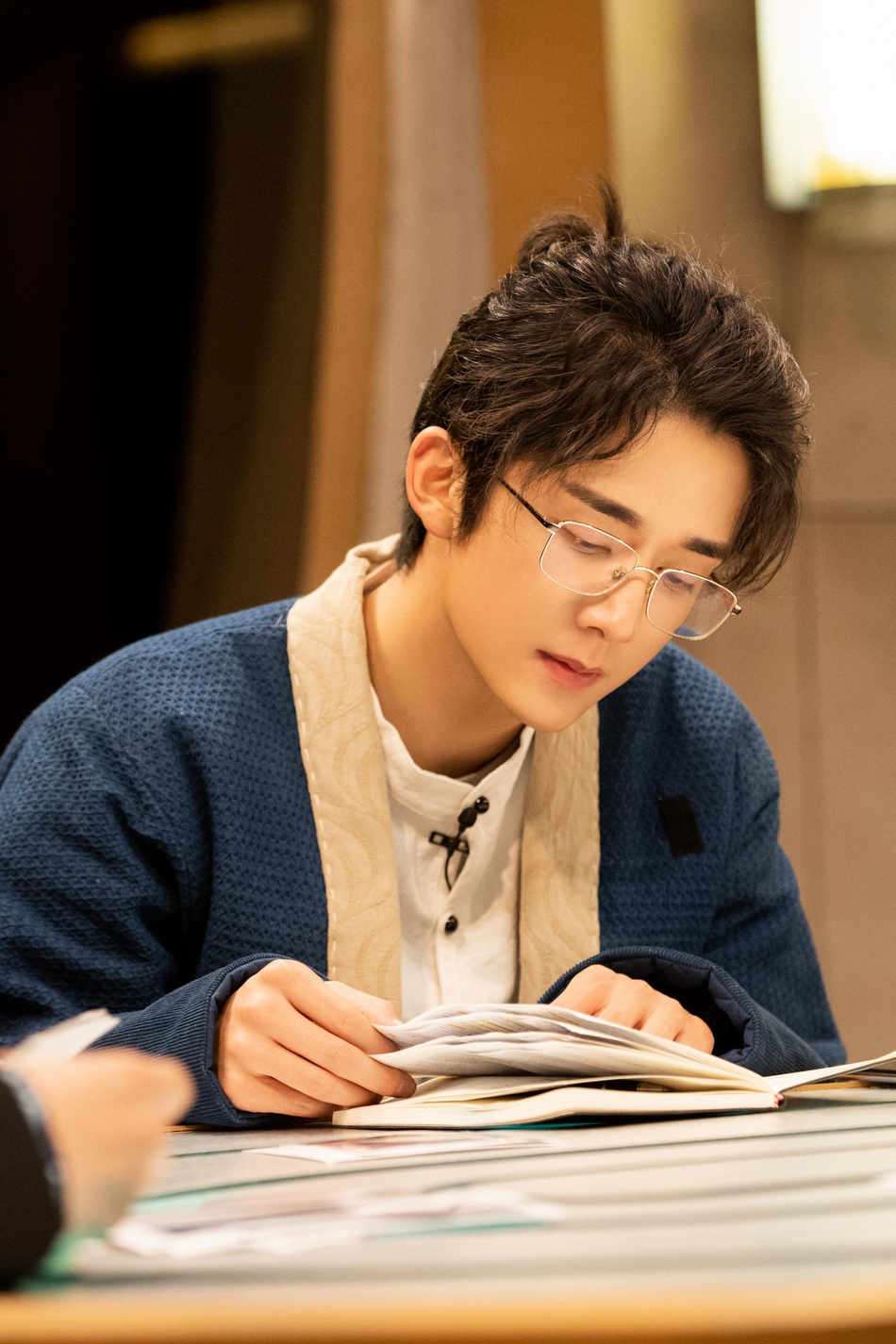 张新成戴金丝眼镜配小辫,又痞又帅,简直没有抵抗力