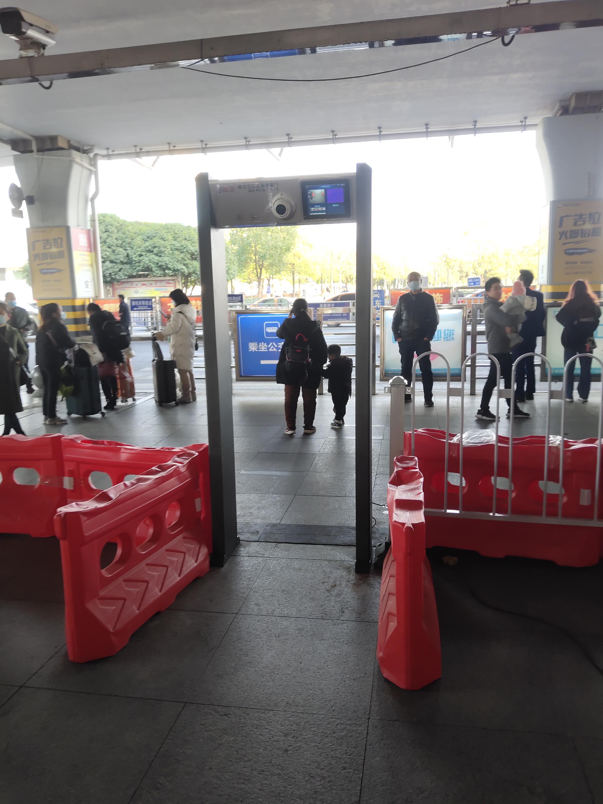 2秒完成测温湖南株洲西站防疫投用通过式热成像测温门