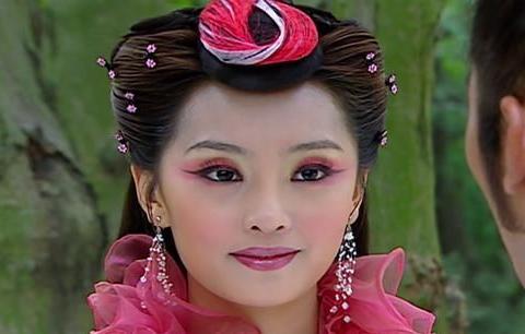 盘点穿着木耳衣领服装的女性:红儿迷人的绿色花萼优雅