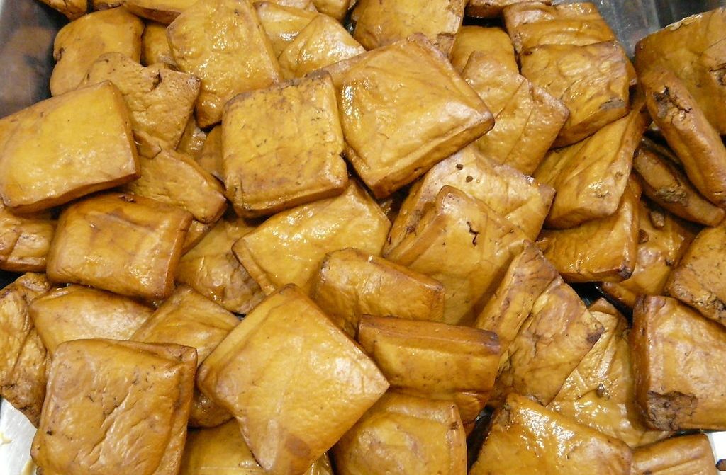 豆腐干算是一道久远的豆制品了,是豆腐的再加工风味食品,久放不坏,还