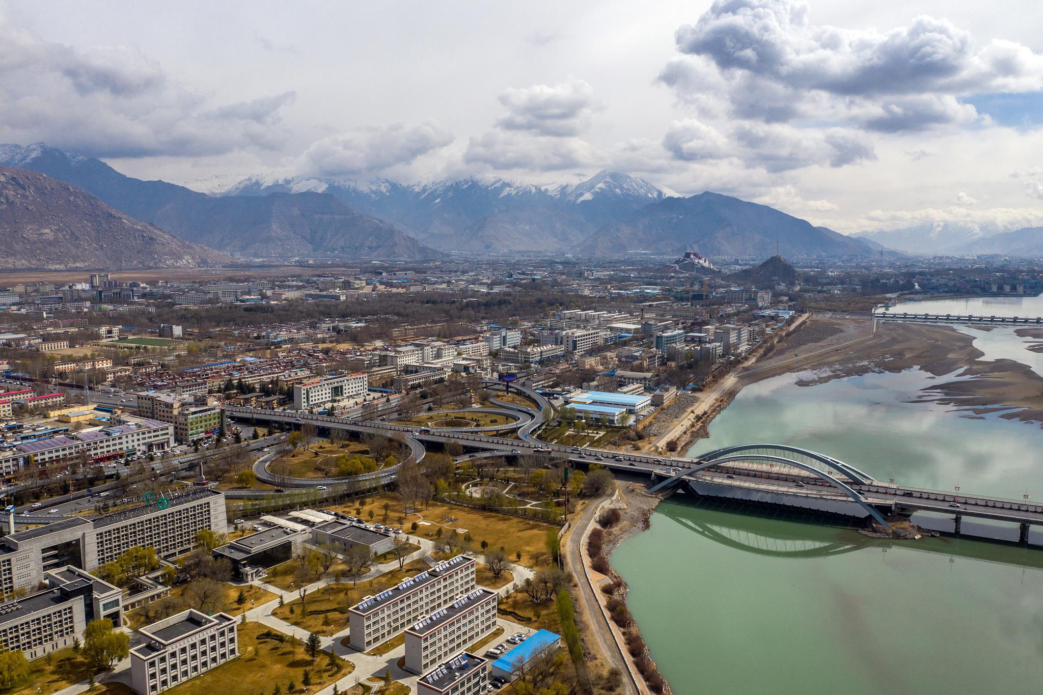 鸟瞰拉萨柳梧大桥(2019年4月3日,无人机拍摄).