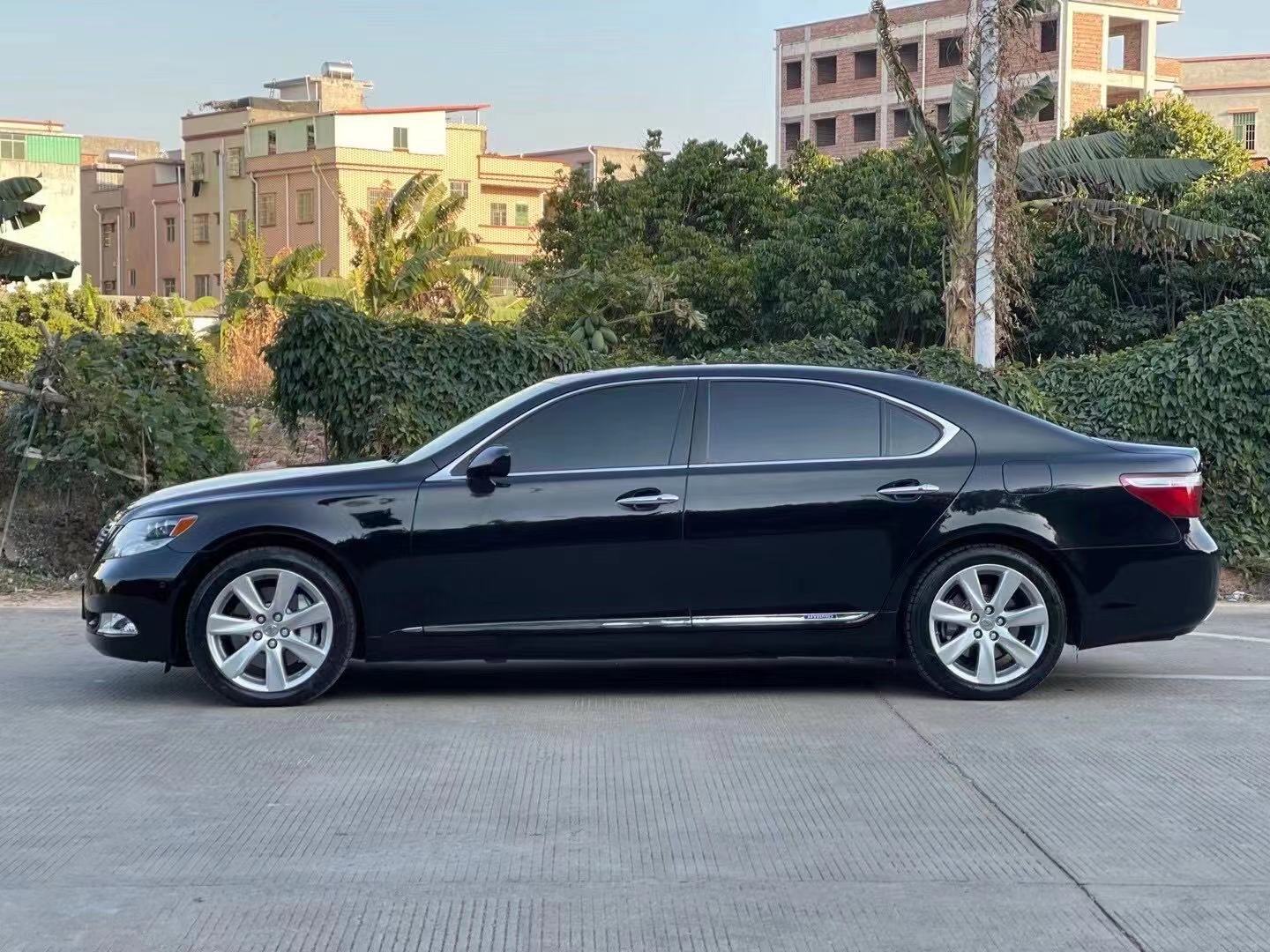 外观上,ls600hl整个车身设计上线条优美,外部设计庄严高贵,坚毅的外观