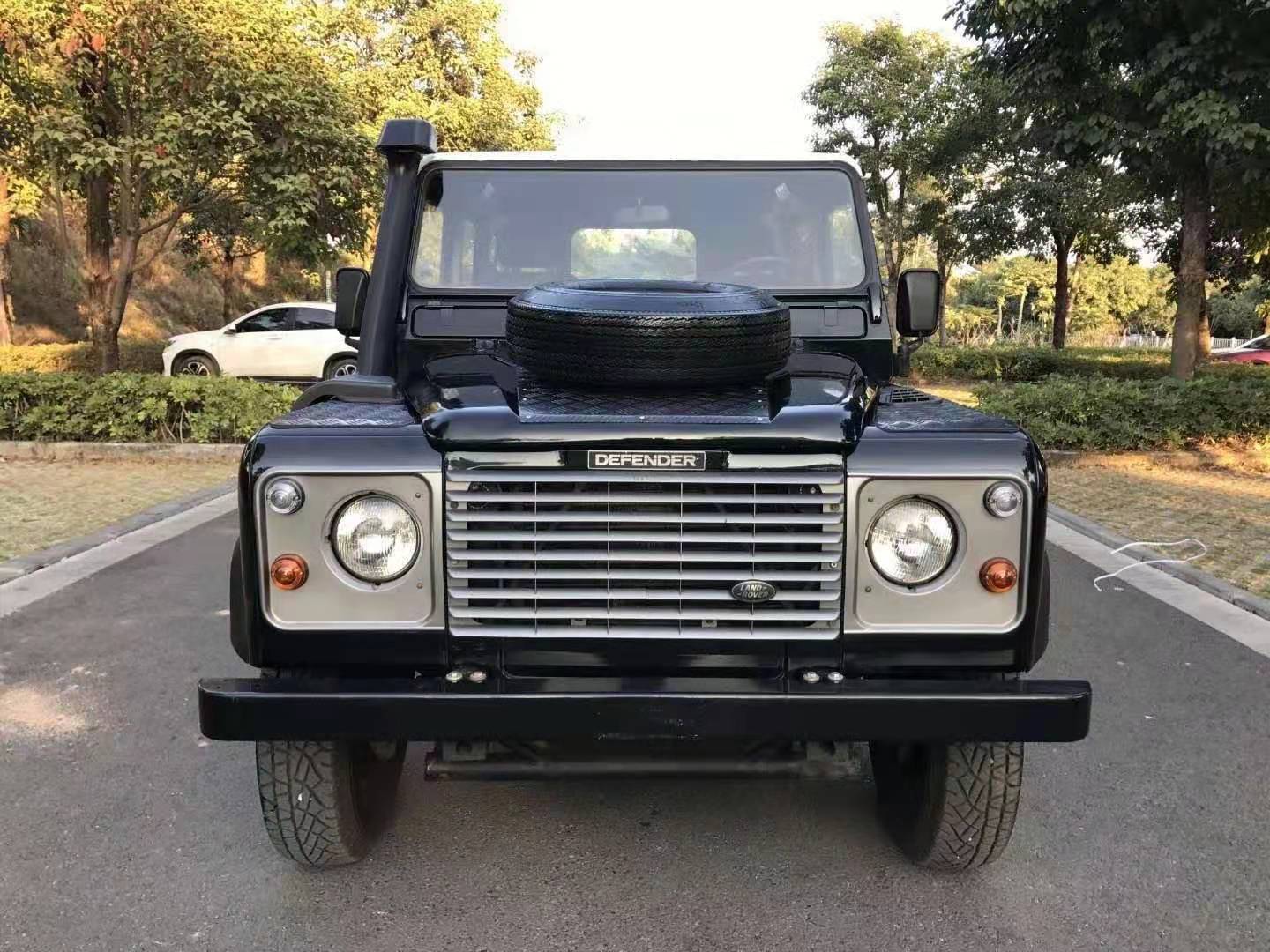 1989年第一代路虎卫士售价27万秉承硬派越野的外观