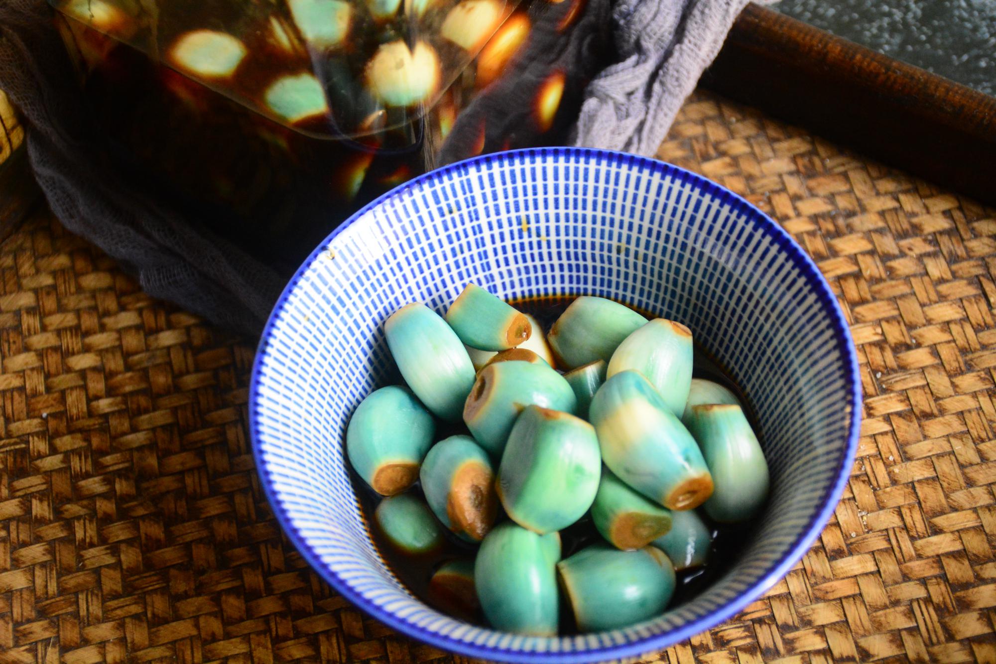 腌腊八蒜,用对醋,用对蒜,用对方法,腌一夜就变绿,又香又脆