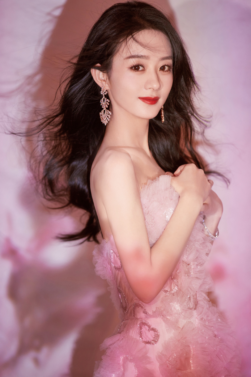 赵丽颖的眼神太温柔了穿粉色心形纱裙优雅甜美美出新高度