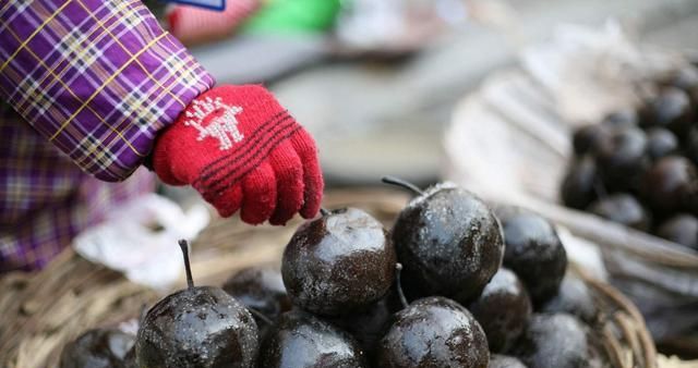 美女网购10斤“东北冻梨”,吃后给了差评,看到吃法网友笑趴了休闲区蓝鸢梦想 - Www.slyday.coM 美女网购10斤“东北冻梨”,吃后给了差评,看到吃法网友笑趴了休闲区蓝鸢梦想 - Www.slyday.coM