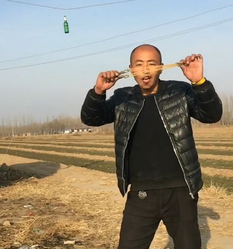 小伙只是弹弓打酒瓶,然而接下来的操作让人拍手叫绝