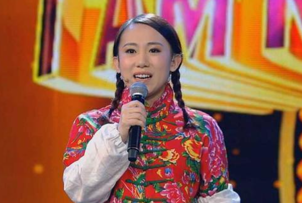 吕俊亭,职业是一个乐队里面的乐器手,她的母亲翟微也是一名二人转演员