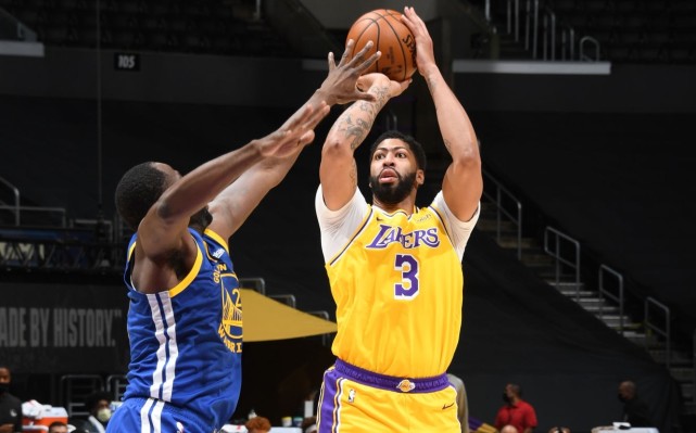 浓眉三秒区外变身铁匠,对战字母哥能否迎来反弹?