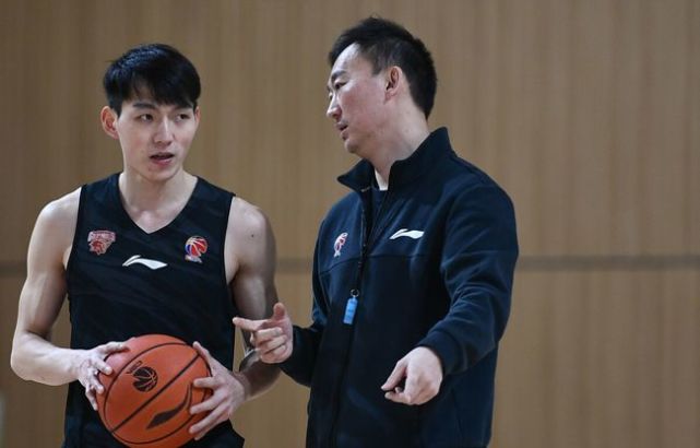 刘维伟被自家总经理吐槽没杨鸣帅网友补刀杨鸣发际线也没你高