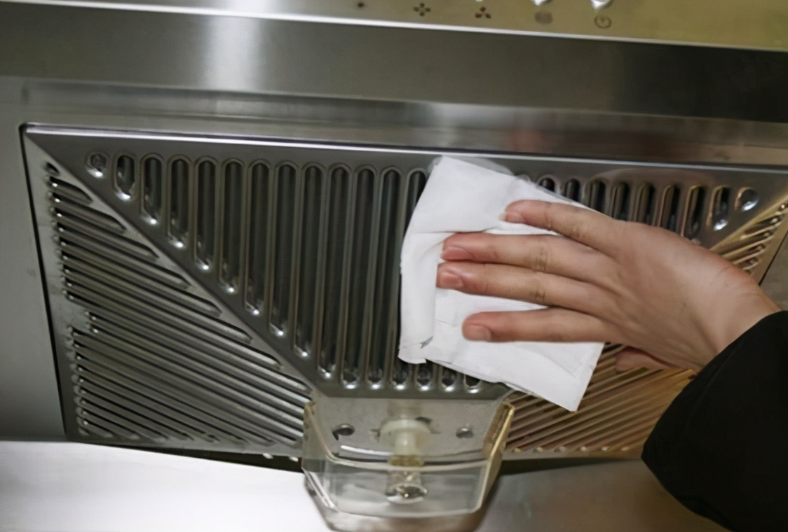 日子过久了才知道,自己清洗油烟机有窍门,一喷一擦就能搞定