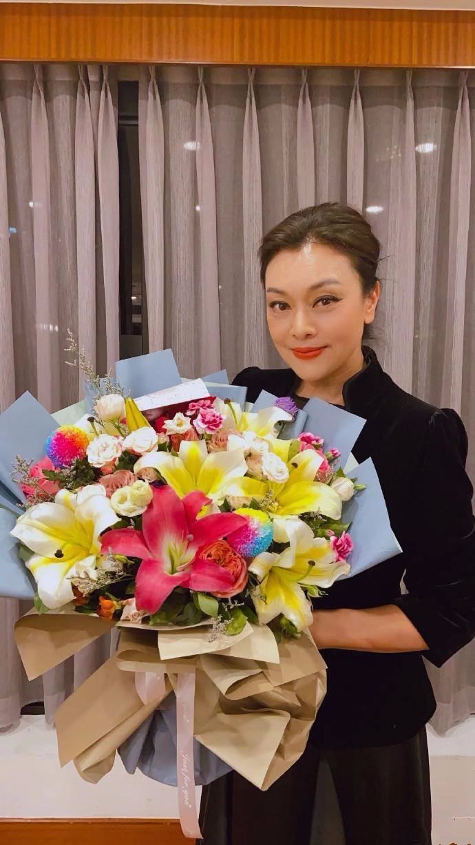 史可演的角色又胖又老,但她平时打扮很时髦,不像快60岁的老人!