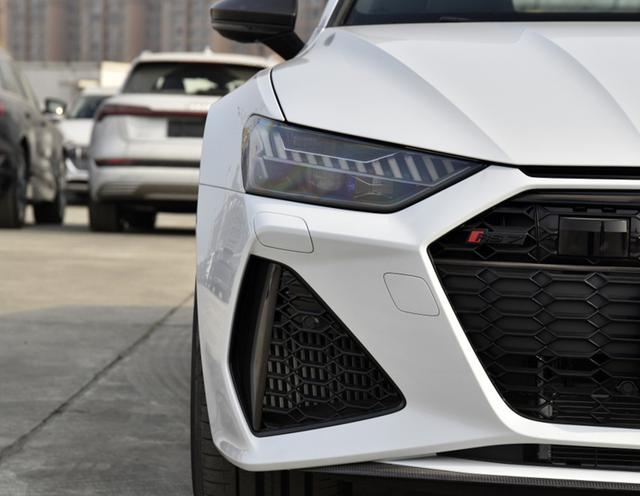 为145万,而这款车的竞争对手依旧是瞄准了保时捷panamera(配置|询价)