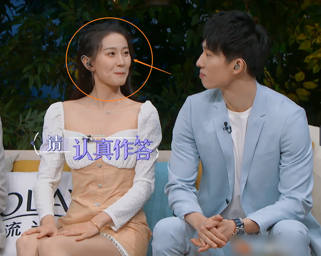 张豆豆于家翊现身演播厅在张爸爸身后甜蜜互动情侣手链成亮点