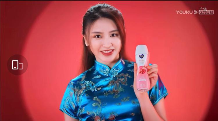 金子涵穿旗袍拍广告勒出身材曲线也暴露了短板表现力欠缺