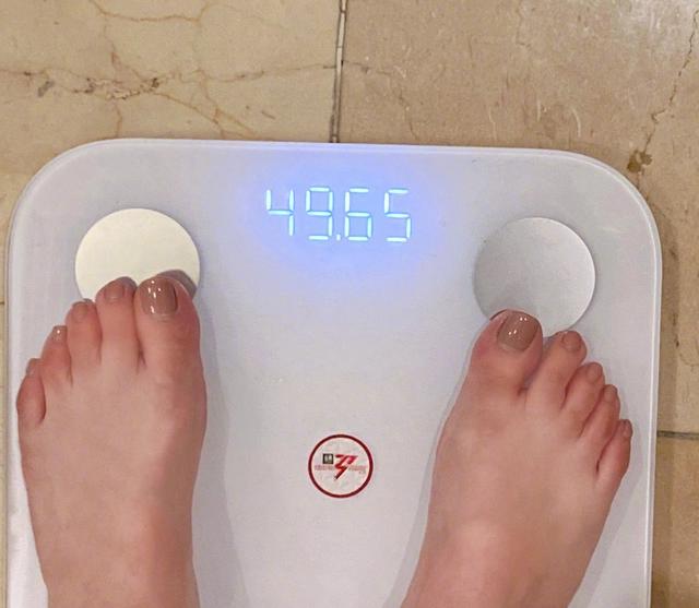 65公斤,还不过百的体重加上本身161的身高其实已经很瘦了.