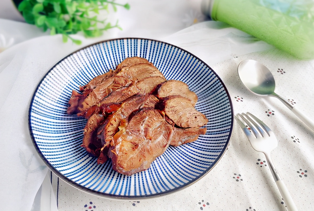 新年能吃上一盘满满的牛肉意味着好运满满牛气冲天