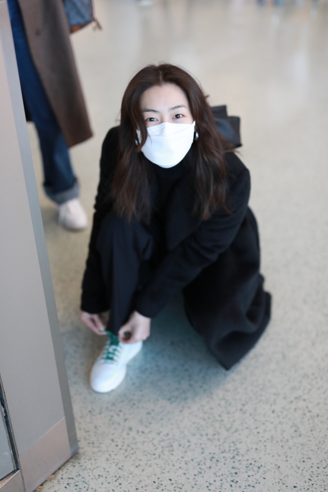 刘雯穿黑色西装大衣搭阔腿裤,又a又飒!