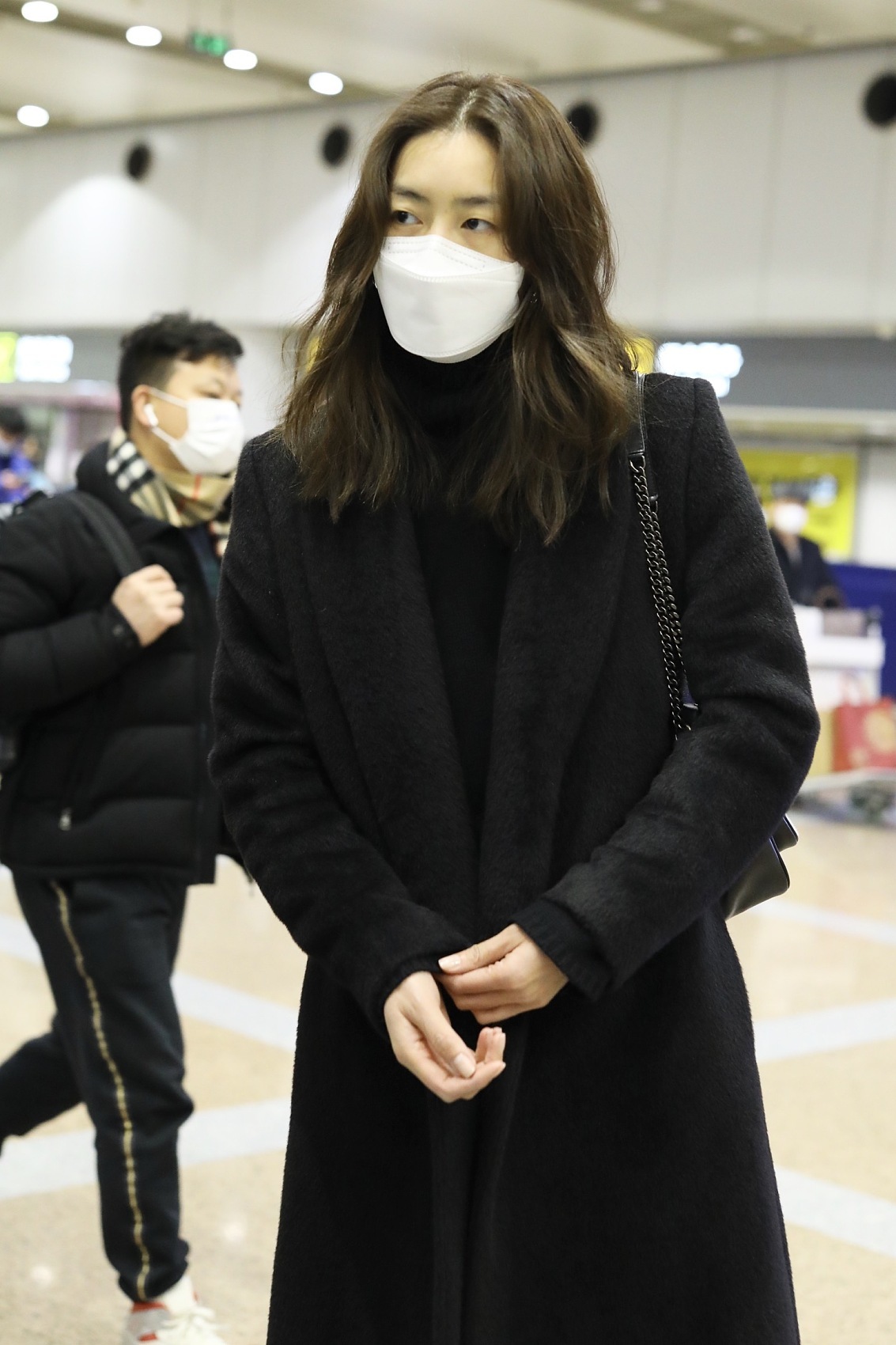 刘雯穿黑色西装大衣搭阔腿裤,又a又飒!