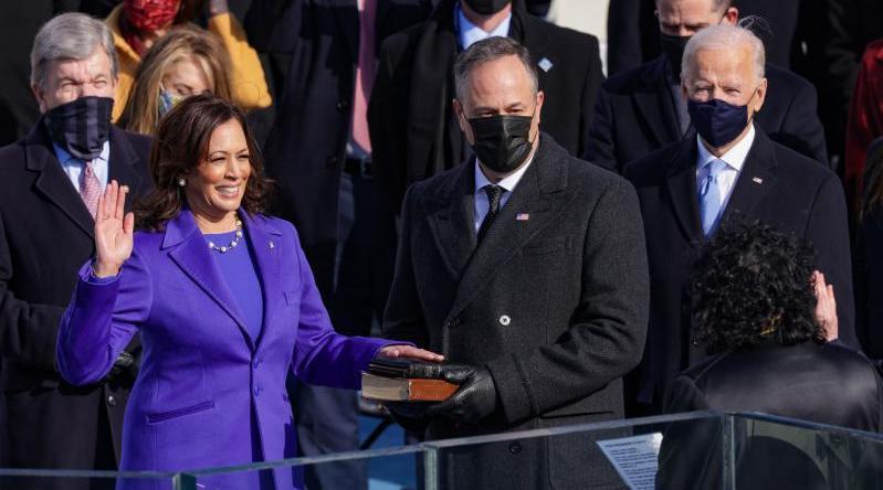 哈里斯宣誓就任美国副总统