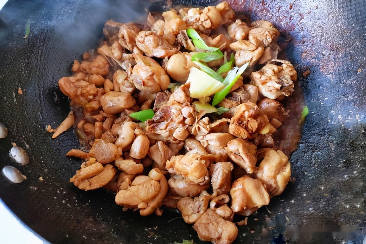 做土豆炖鸡块总感觉不入味老师傅教实用技巧家常菜也有大智慧