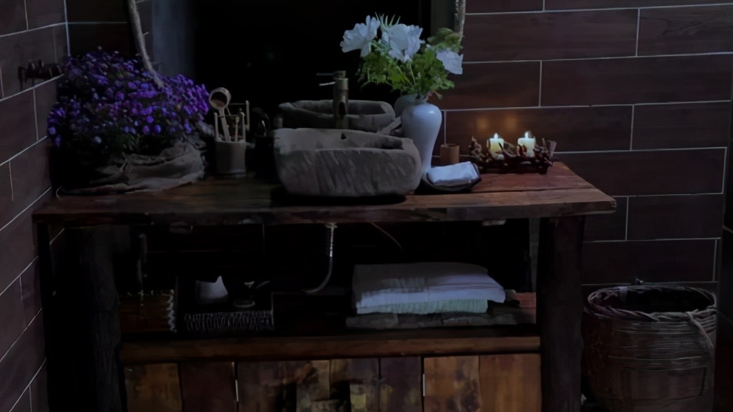 风【卧室】在卧室我们还可以看到李子柒自己制作的灯罩这种造型独特