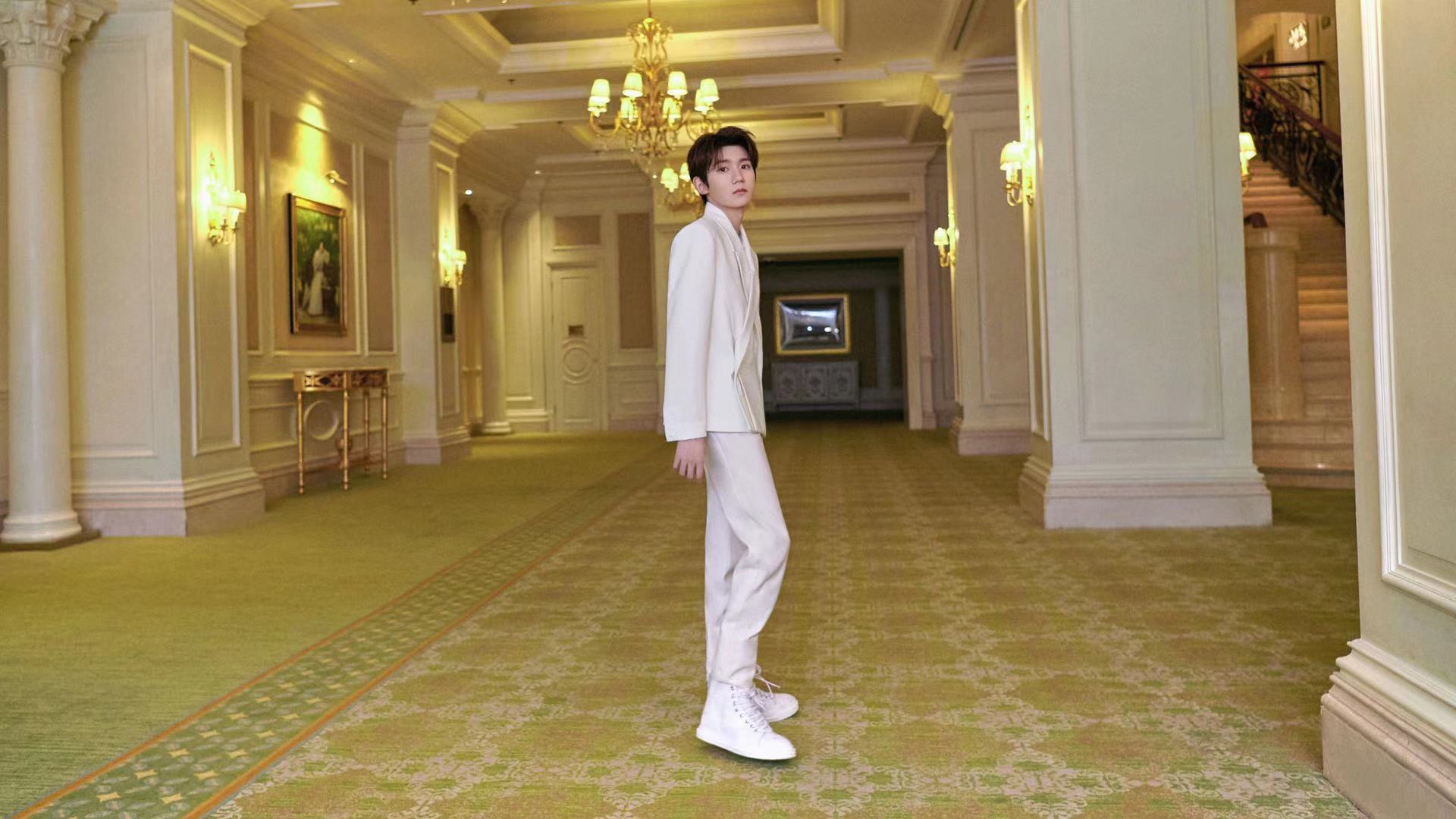 王源一身白色西装亮相品牌活动温文尔雅略有绅士风范