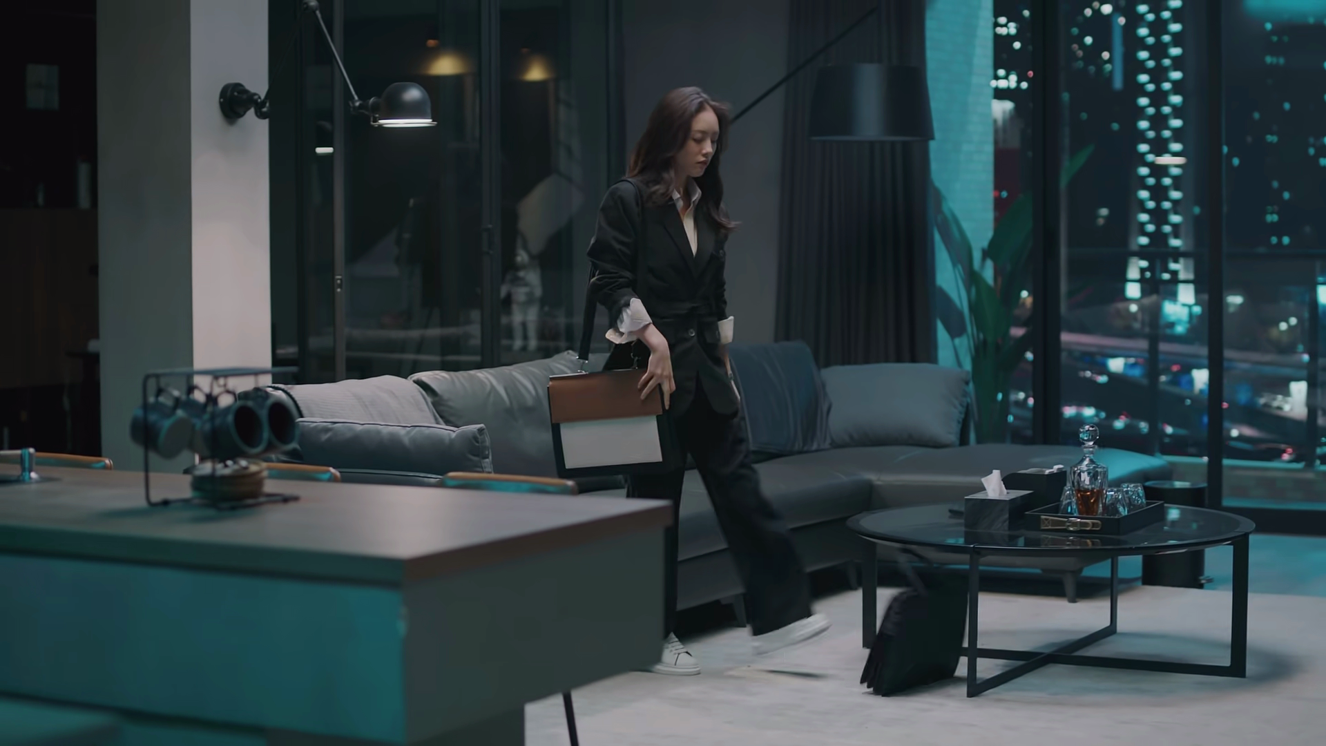 第二天,许雯雯在电梯门口假装偶遇,对林忠硕一番阴阳怪气后,又等人家