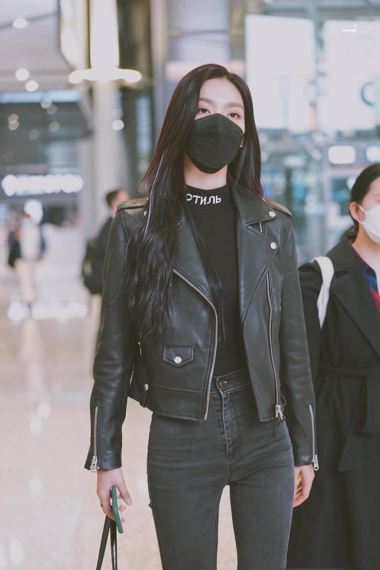 巩俐的气质真不是吹的,黑色皮衣配半身裙潇洒利落,气场全开