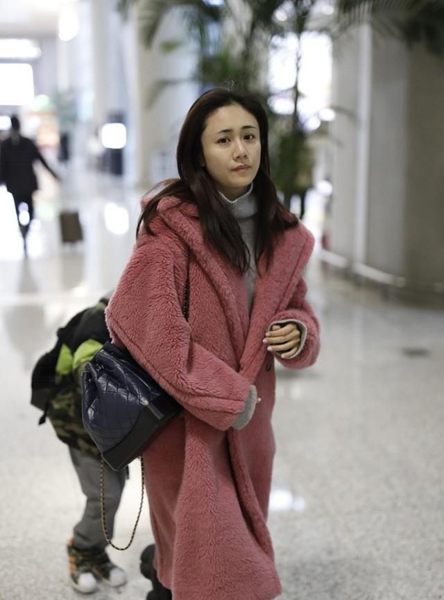 刘芸还挺会扮可爱的,一身羊羔绒服装,素颜脸蛋看着无辜,真嫩