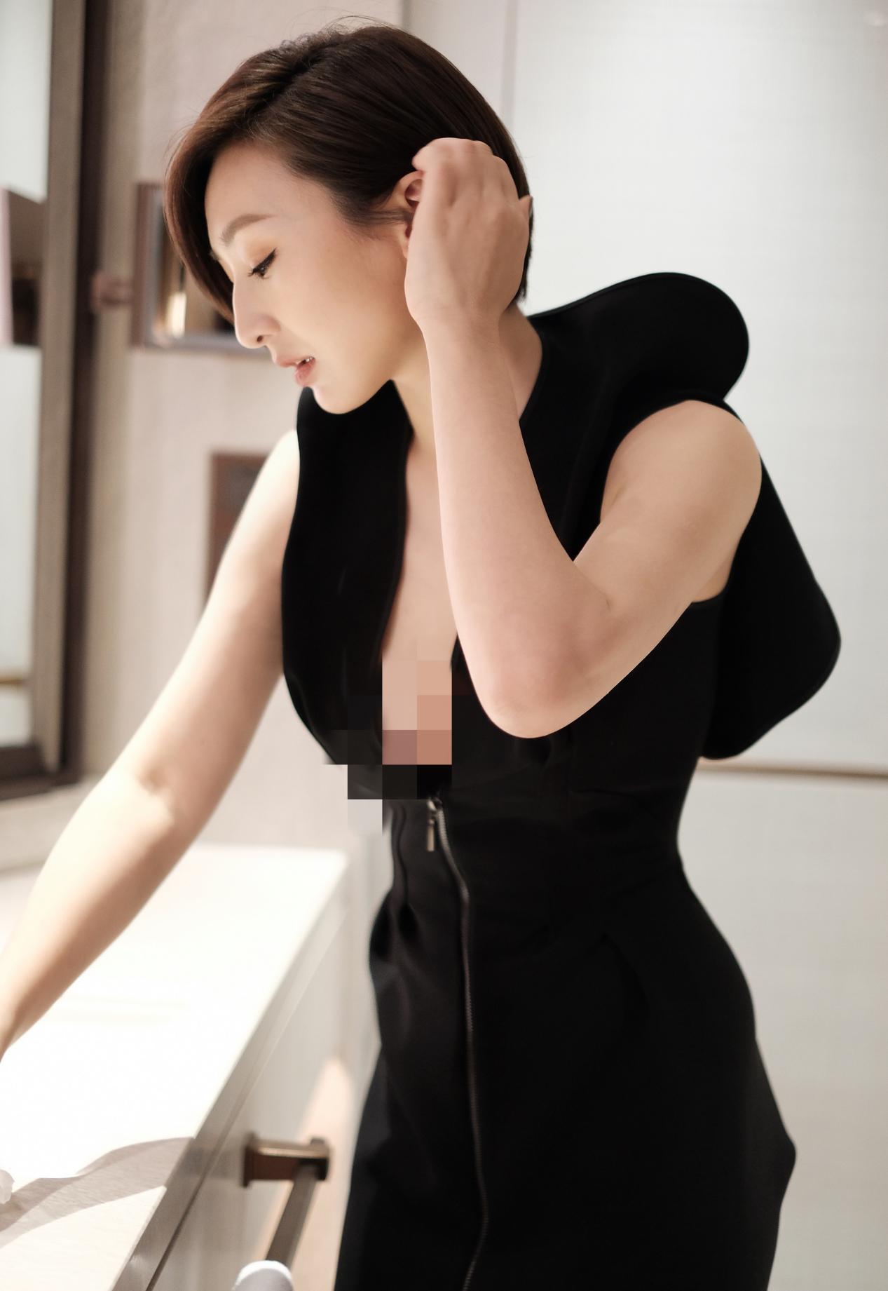 照片中,高海宁身穿黑色紧身深v礼服,一头利落的短发,事业线特别明显