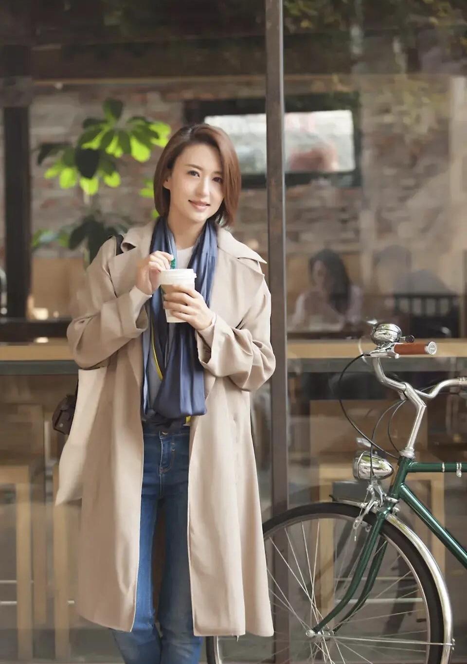 著名主持人张蕾衣服品味在线,穿一件风衣搭配牛仔裤,干练时髦|风衣|张