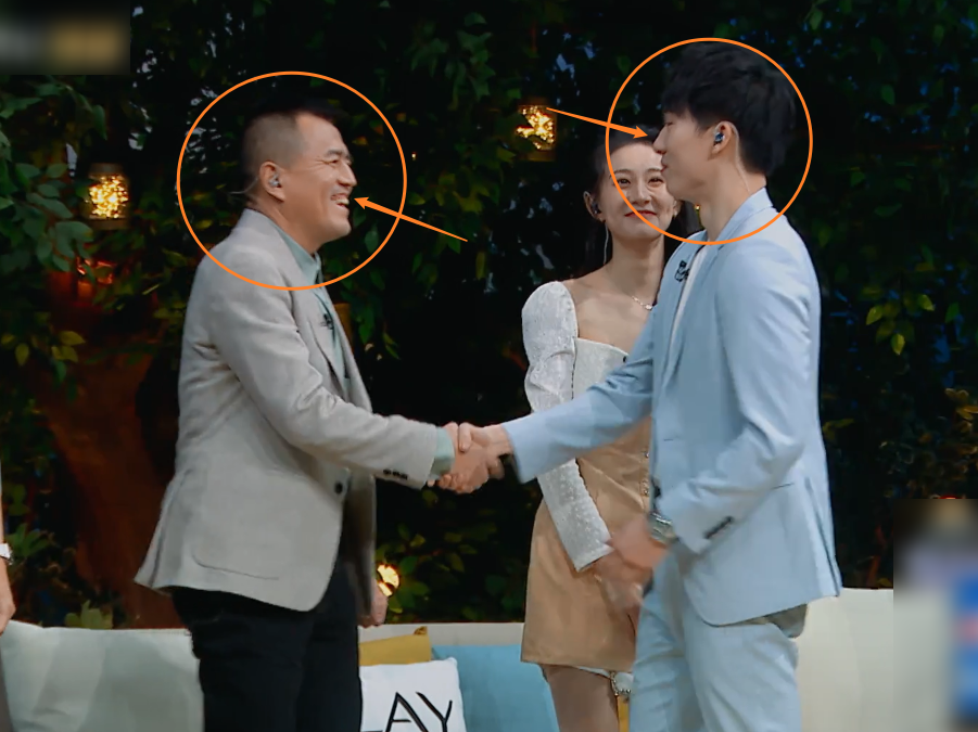 张豆豆于家翊现身演播厅在张爸爸身后甜蜜互动情侣手链成亮点