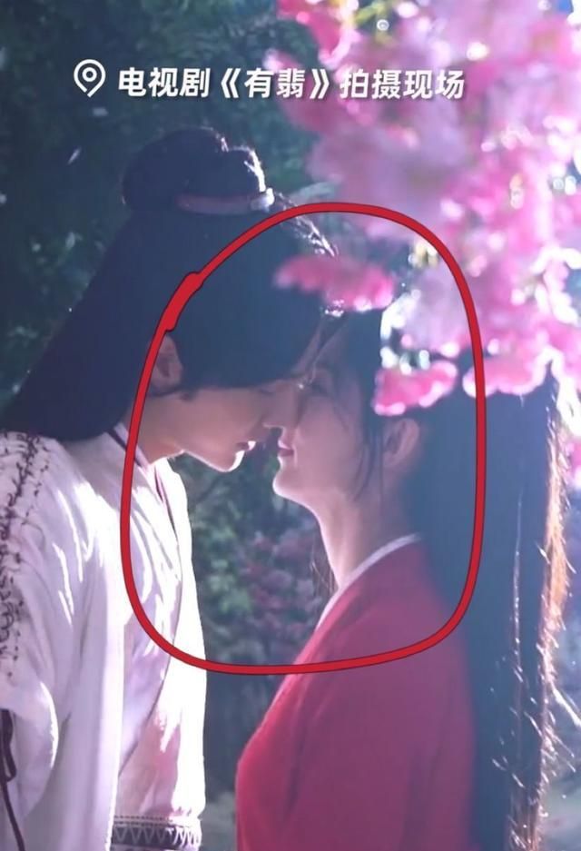 有翡花瓣吻上线王一博吻得好认真手放的位置却亮了