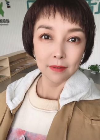 知名主持人病照曝光,苍白暴瘦撞脸蔡明,和年长丈夫同框像妈妈|吴晓蕾