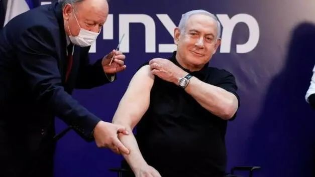 以色列总理内塔尼亚胡直播接种辉瑞疫苗（图源：外媒）
