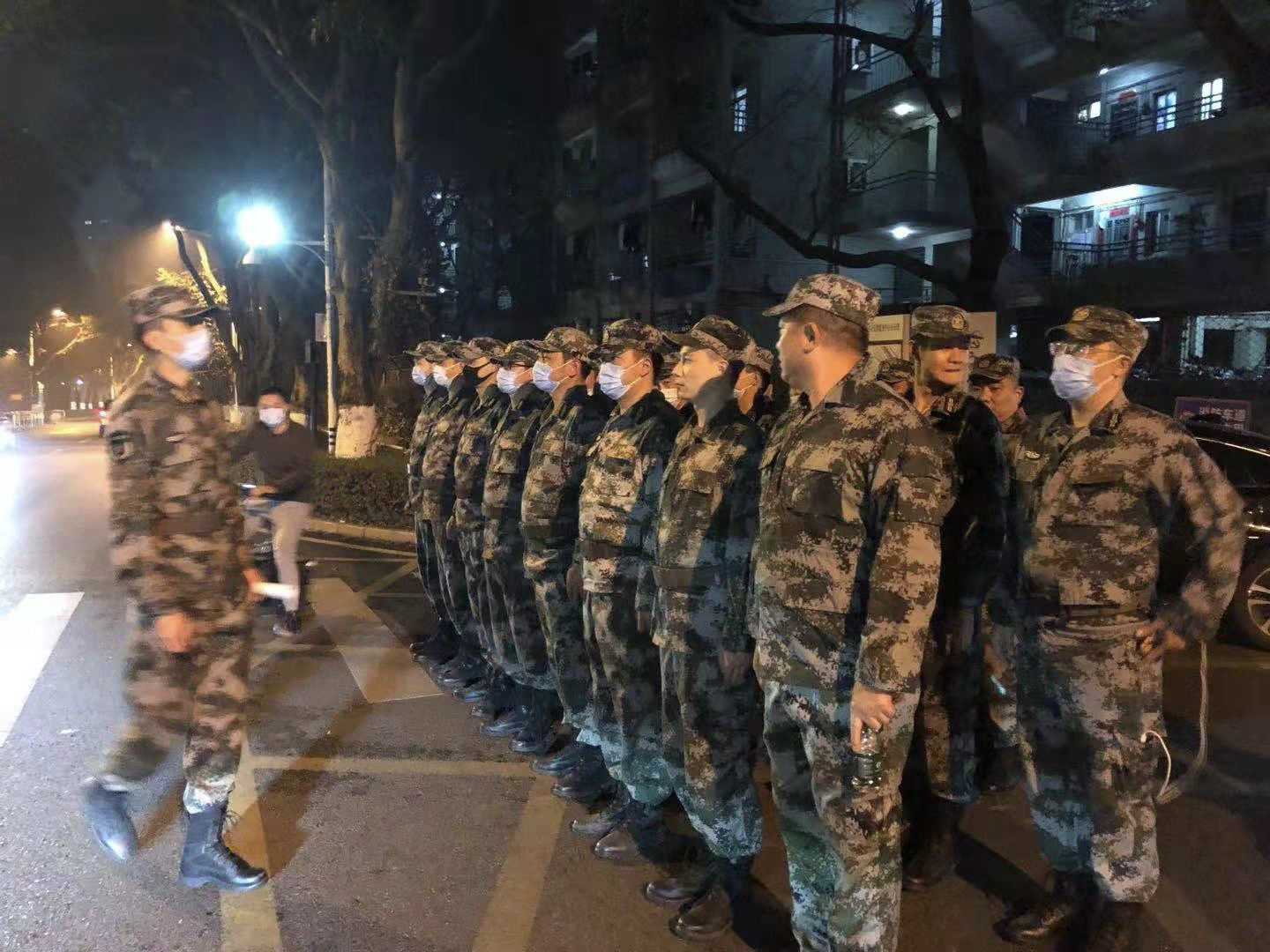 深圳警备区连夜出动民兵扑灭森林山火 火情不除 我们不退!