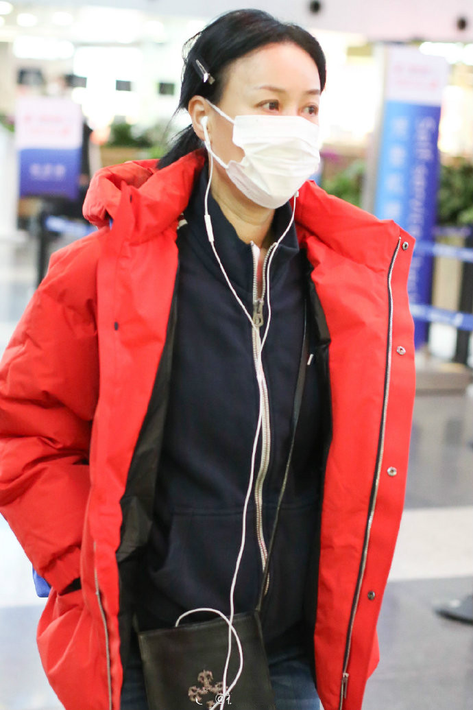 那英真有能耐53岁愣穿得像35难怪奶奶辈能跻身姐姐们