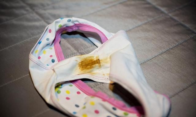 恶臭,腐臭味,经常带有血丝,或者变成了褐色,水红色,看起来像水,米汤