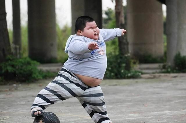 胖宝宝不一定就代表健康,肥胖会使宝宝学会走路较同龄者要晚,活动能力