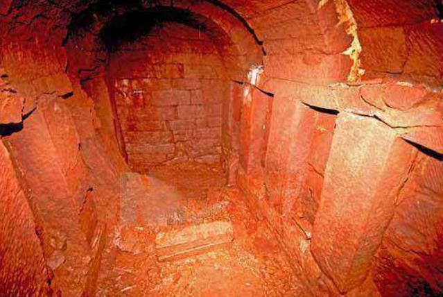 老头挖地窖,不慎挖通暗洞,进去一看无法淡定