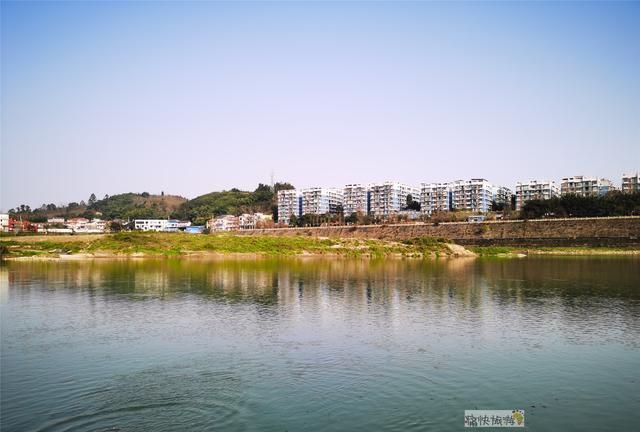 行走自贡冬日暖阳的富顺沱江畔