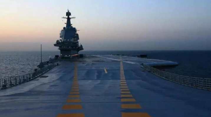 山东舰回家了?甲板上一幕戳痛美军神经,白宫:我们都被骗了