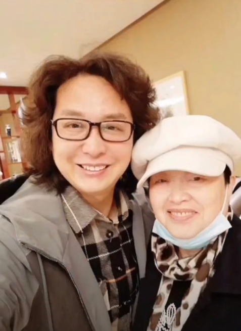 歌手谢军商演任人抱着拍,曾因《那一夜》爆红,开7家公司成富豪