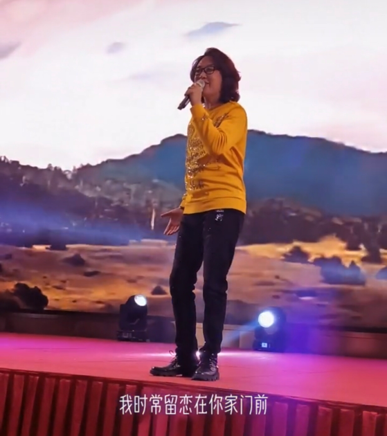 歌手谢军商演任人抱着拍,曾因《那一夜》爆红,开7家公司成富豪